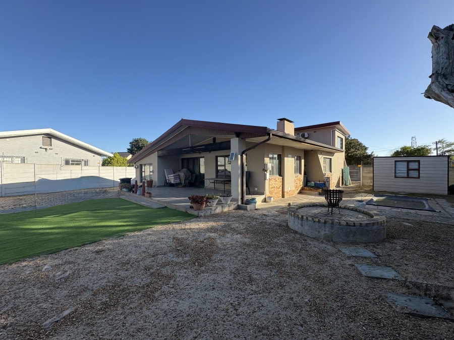 To Let 4 Bedroom Property for Rent in Protea Heights Western Cape